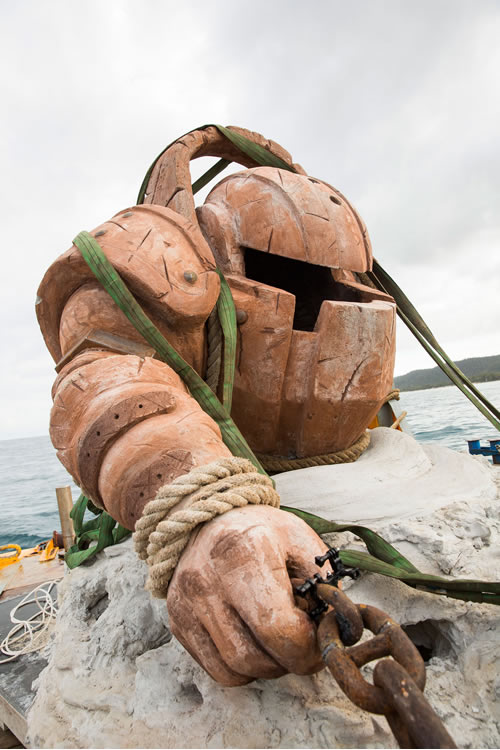 四万名玩家齐努力 泰坦雕像沉睡大洋洲
