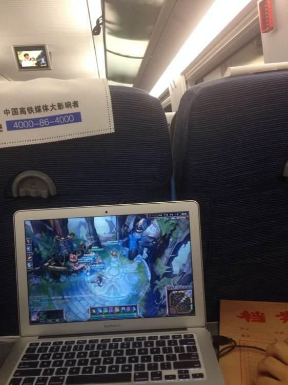 火车上出租电脑玩LOL 日收入近千元