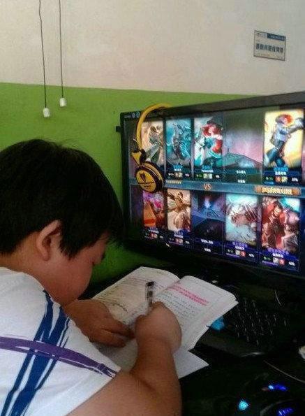 熊孩子的保证书：妈妈给我充点券 我就戒了LOL