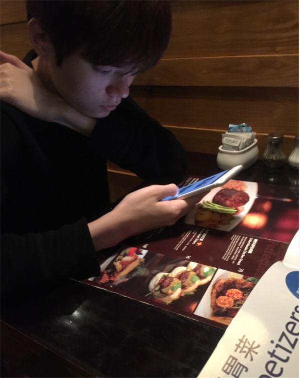 EDG全体聚餐 厂长现身却手戴大钻戒？