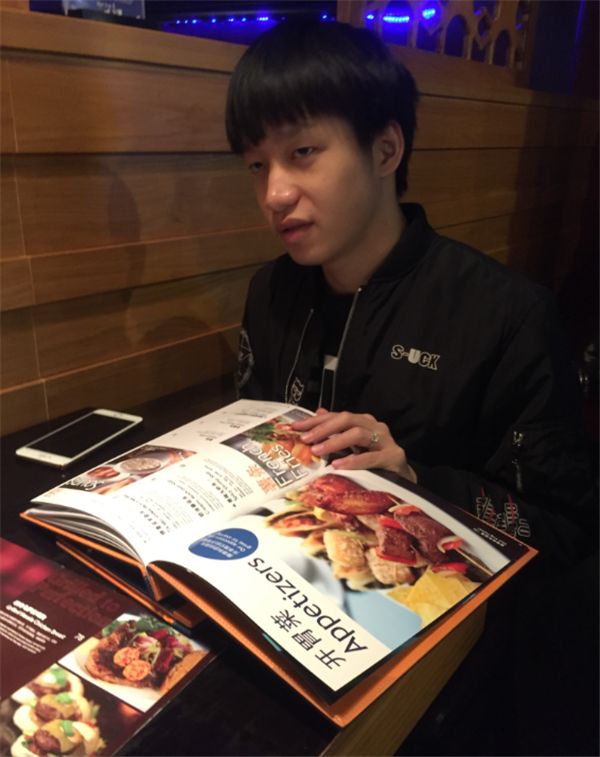 EDG全体聚餐 厂长现身却手戴大钻戒？