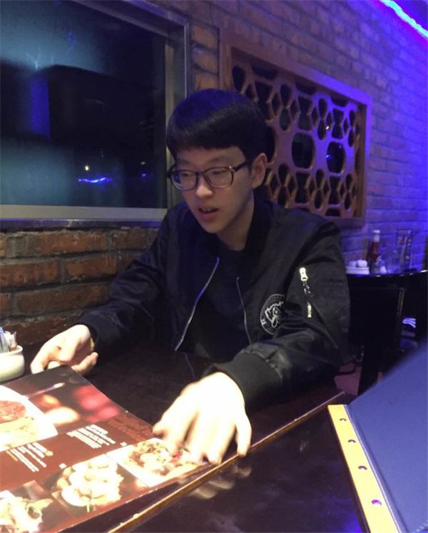 EDG全体聚餐 厂长现身却手戴大钻戒？