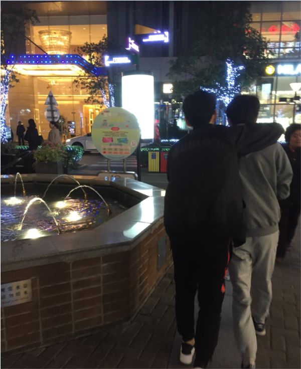 EDG全体聚餐 厂长现身却手戴大钻戒？