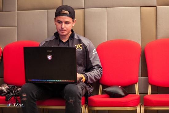 走开我上！战队教练顶替职业选手上场