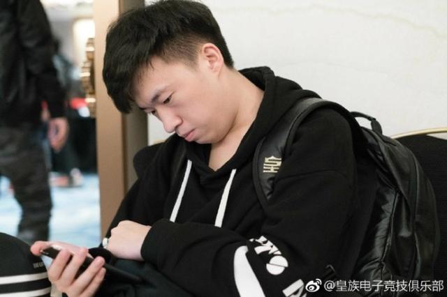 RNG全队抵达广州，Uzi累得趴在沙发上睡着了！
