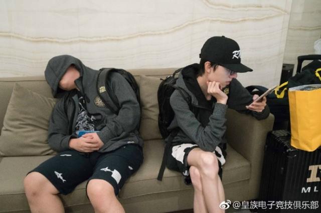 RNG全队抵达广州，Uzi累得趴在沙发上睡着了！