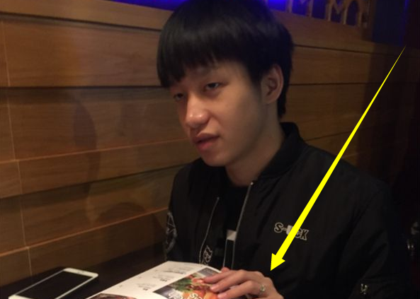 EDG全体聚餐 厂长现身却手戴大钻戒？