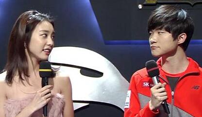 Huni调侃Faker单身20年要转职大魔法师