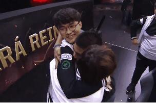 夺冠花絮：观众冲进场内Gank大魔王