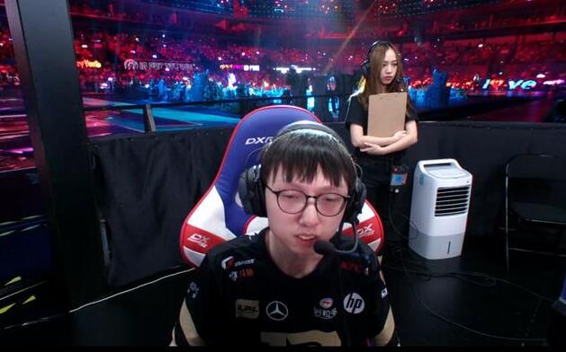 RNG与IG鏖战五局！最终RNG捧起LPL冠军奖杯！