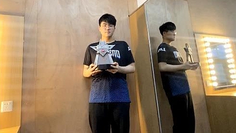 姿态秀MVP奖杯 Rookie留言堪称神回复