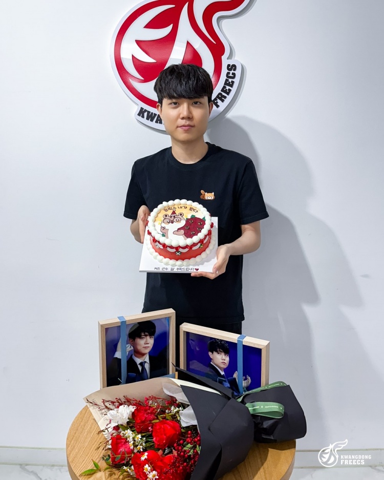 韩国粉丝为Cuzz送来蛋糕鲜花等礼物，祝愿他在新赛季能有新的开始