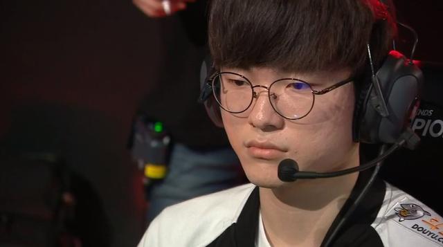 SKT“奇怪行为”引发热议！迟迟不出国，只和一支S9战队打训练赛